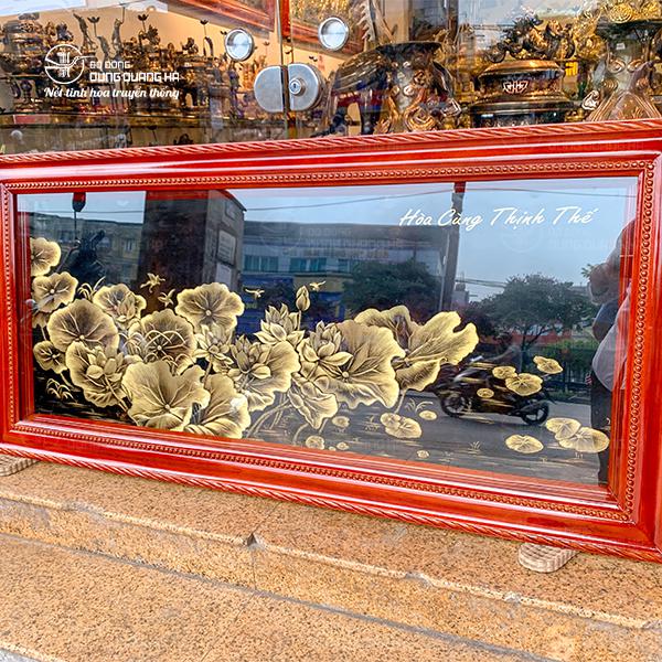 Tranh Hòa Cùng Thịnh Thế bằng đồng vàng khung gỗ kính