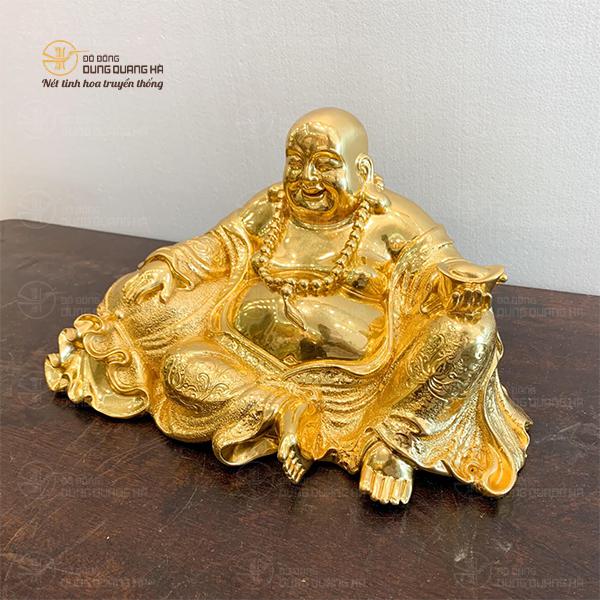 Mẫu tượng ông Di Lặc ngồi dựa vào túi vải bằng đồng thếp vàng