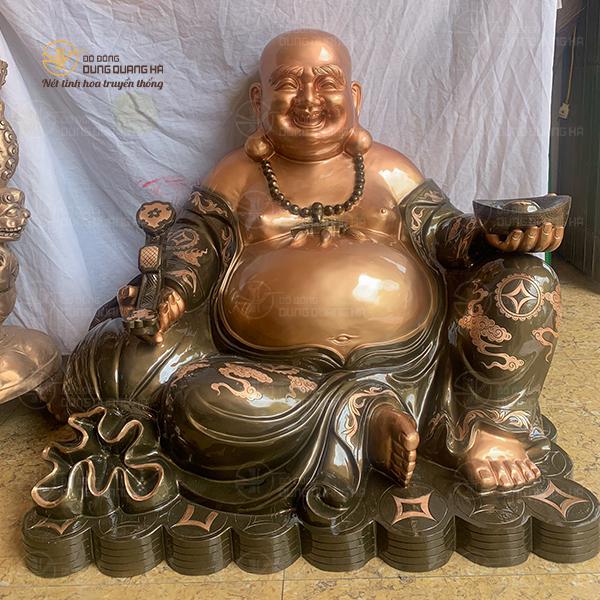 Tượng Phật Di Lặc ngồi trên chồng tiền bằng đồng đỏ cạo màu